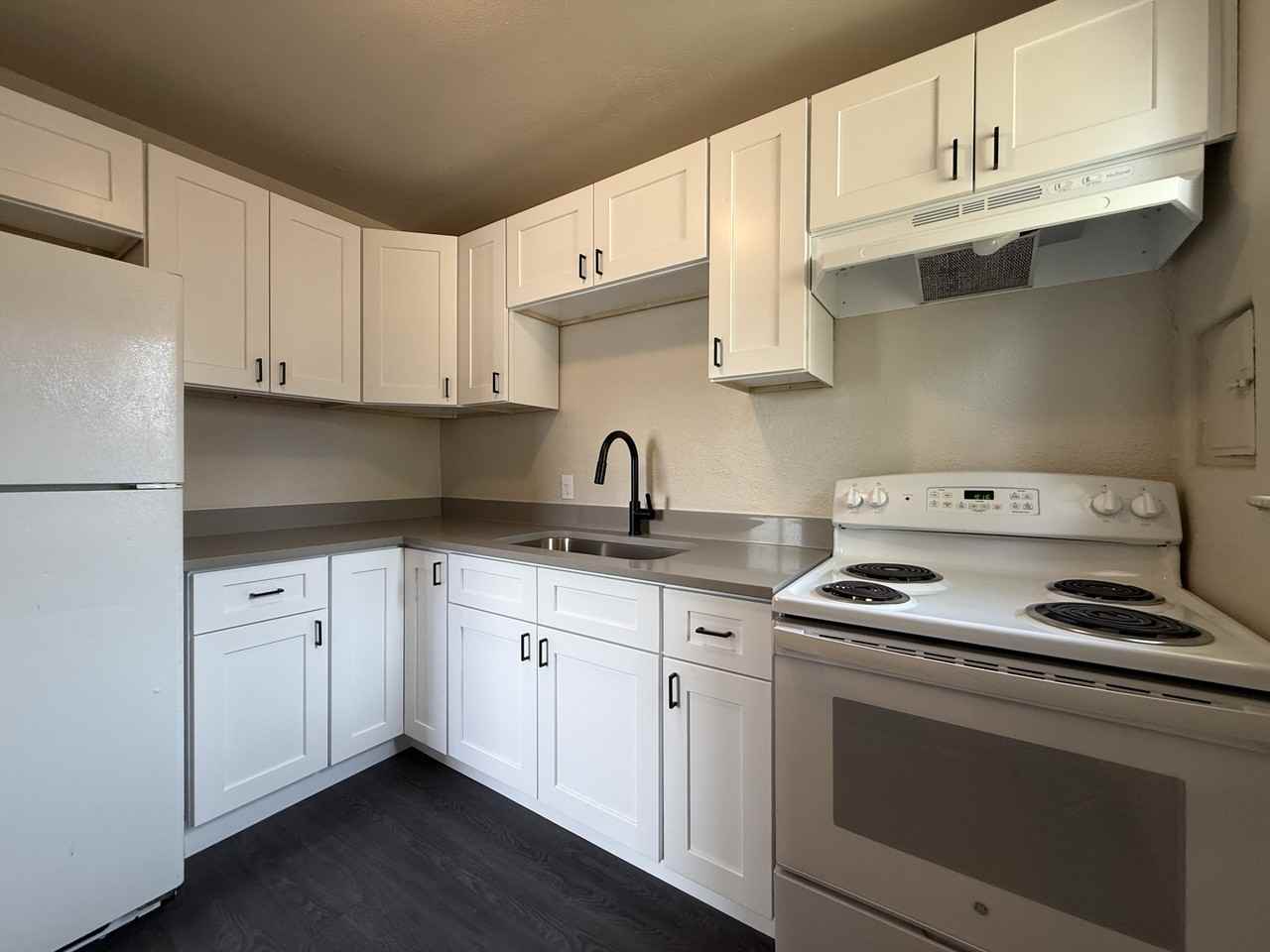 1920 Del Mar Pkwy - Photo 5 of 13