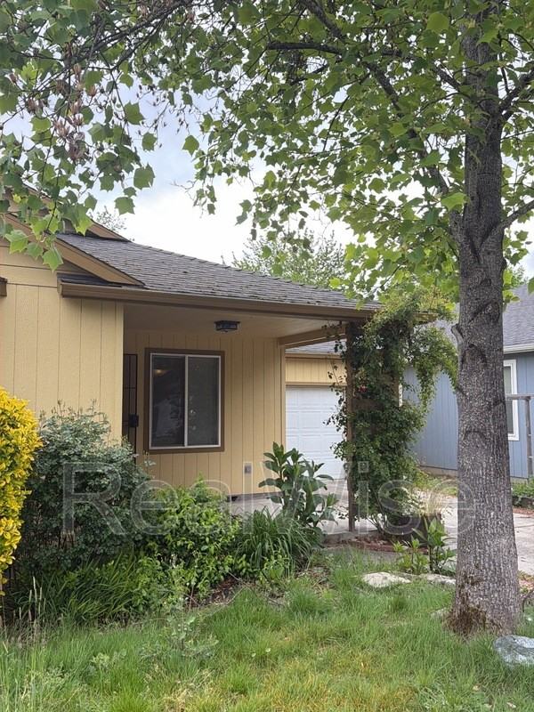 1951 Sw Betty Ln - Photo 2 of 10