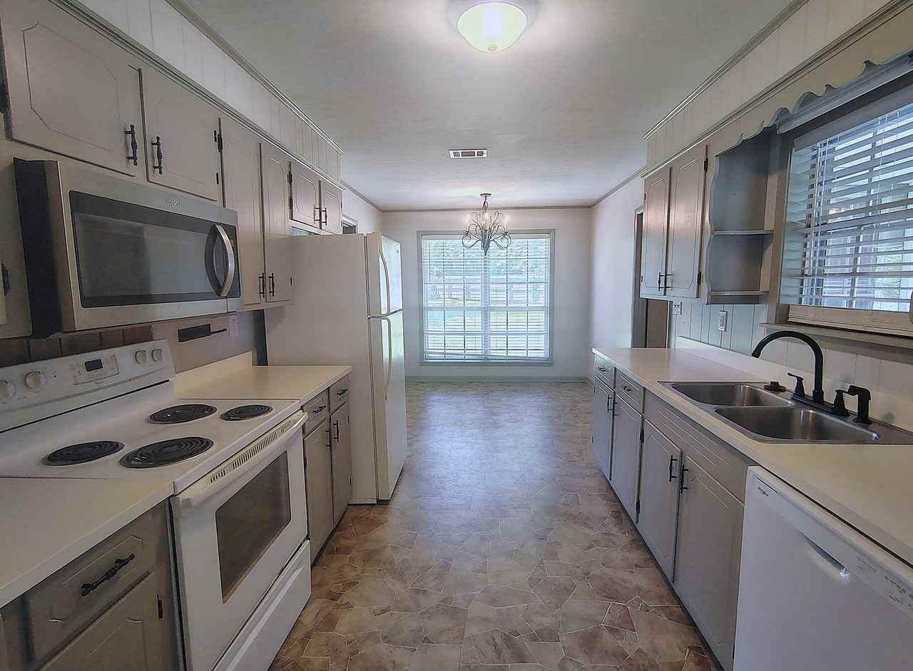 810 Ogilsvie St - Photo 7 of 20