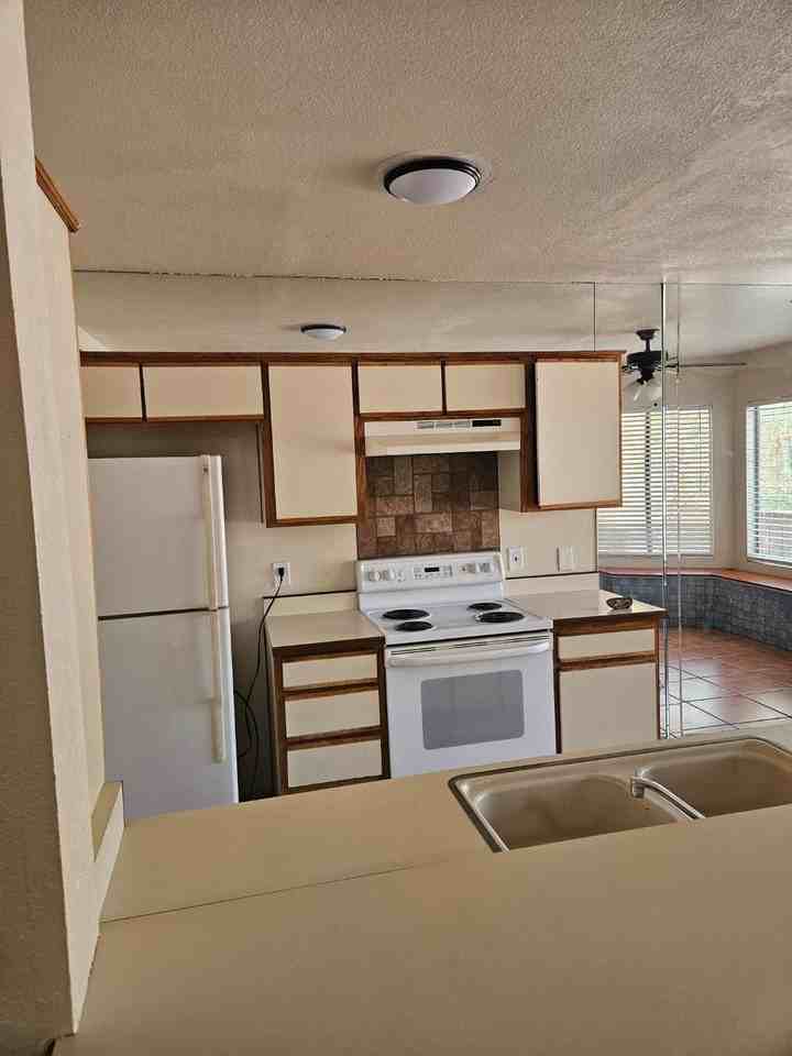5664 S Wood Crest Dr - Photo 4 of 14