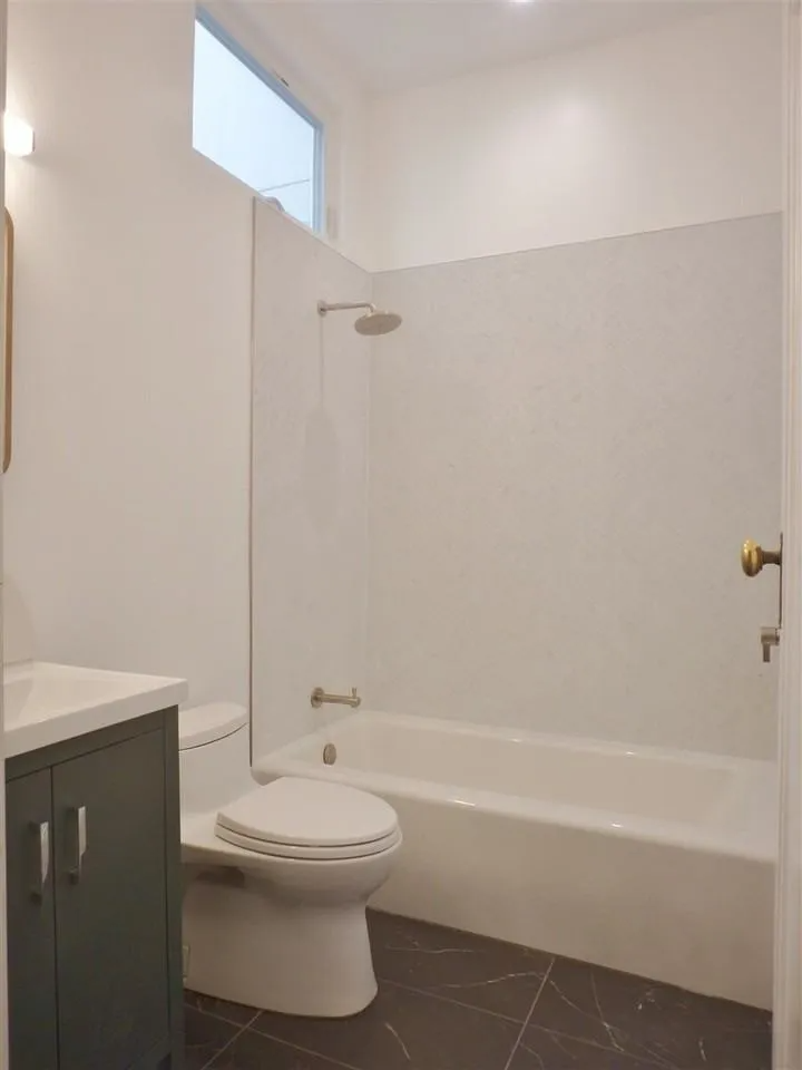 1856 Green St - Photo 2 of 10