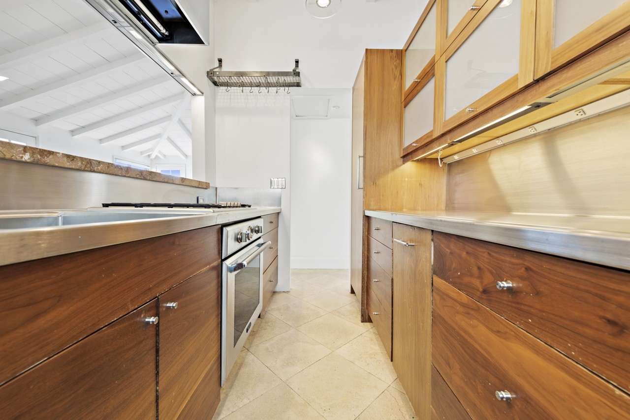 350 Oak St - Photo 2 of 8