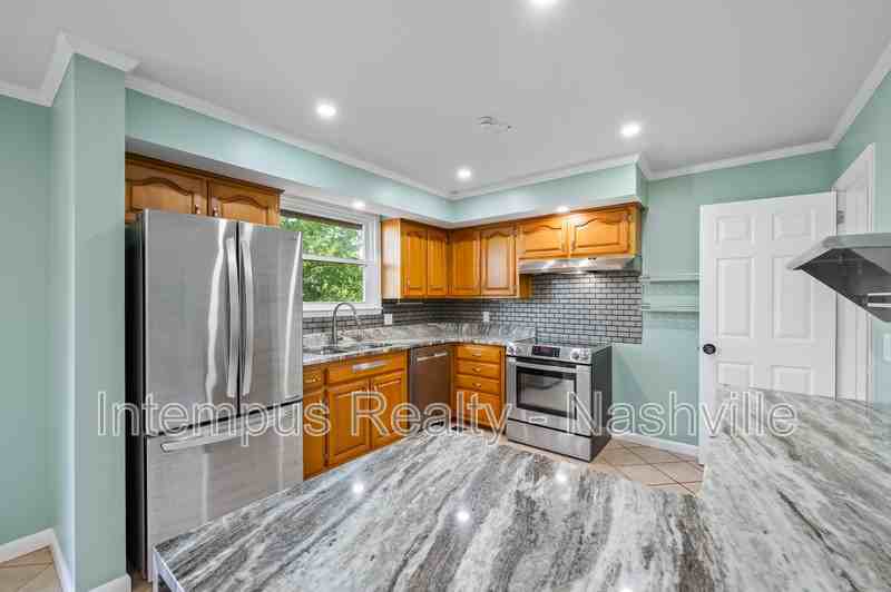 7020 Bonnamere Dr - Photo 3 of 32