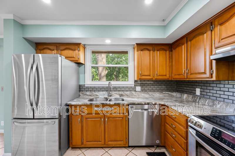 7020 Bonnamere Dr - Photo 4 of 32