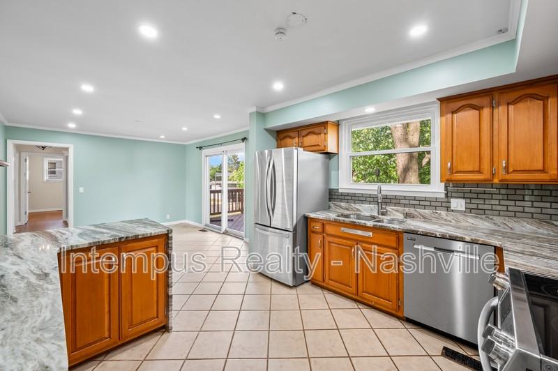 7020 Bonnamere Dr - Photo 5 of 32