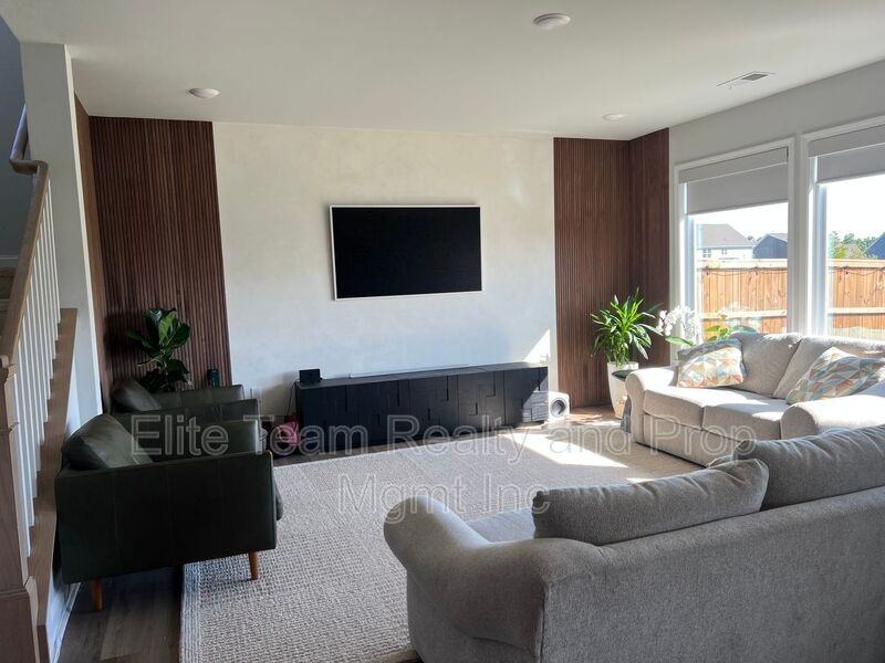 5072 Moselle Ave - Photo 4 of 17