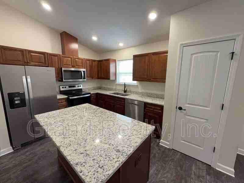 4025 Brittany Ln - Photo 4 of 19
