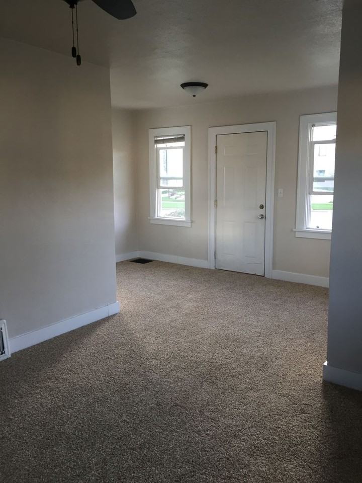 1121 N 12th - Photo 3 of 19