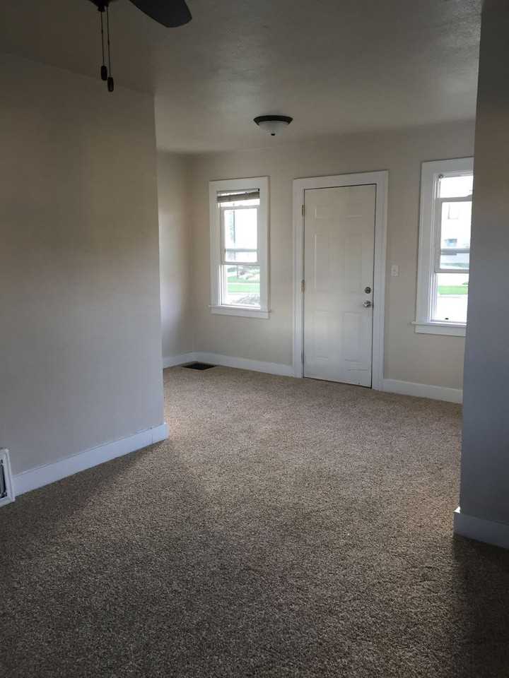 1121 N 12th - Photo 4 of 19