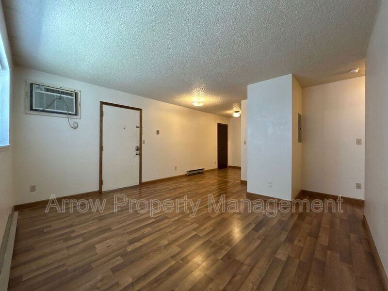 910 E E St - Photo 2 of 10