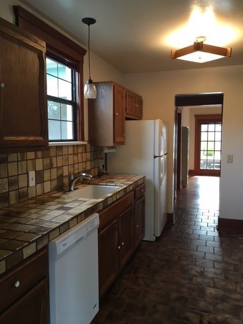 1599 James Ave - Photo 4 of 31