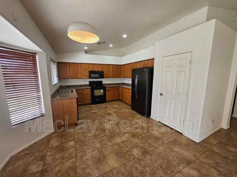 2193 E Brooks St - Photo 2 of 18