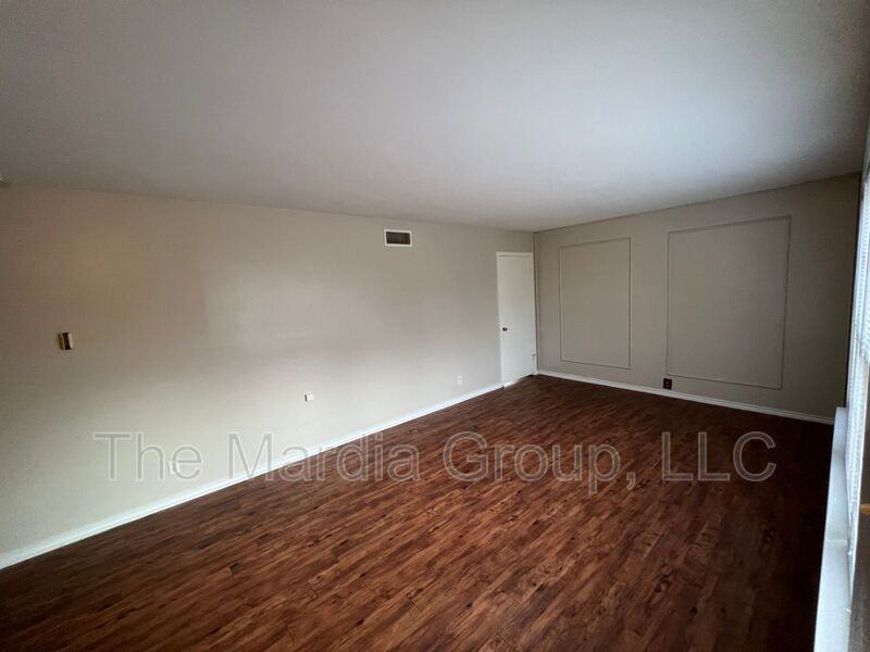 9302 Piper Ln - Photo 5 of 14