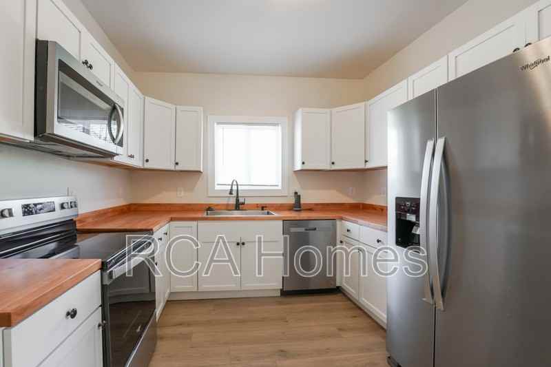 909 Saint Peter St - Photo 3 of 15