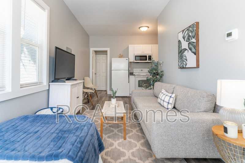 2831 N Kenwood Ave #8 - Photo 3 of 11