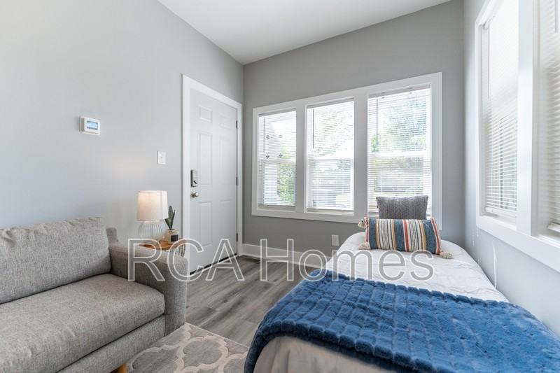 2831 N Kenwood Ave #8 - Photo 5 of 11