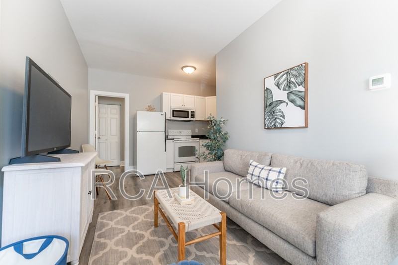 2831 N Kenwood Ave #8 - Photo 6 of 11