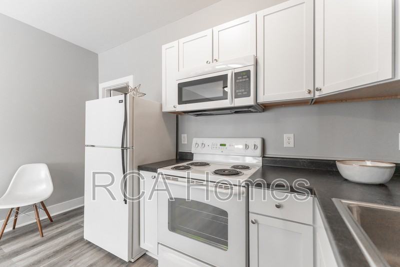 2831 N Kenwood Ave #8 - Photo 7 of 11