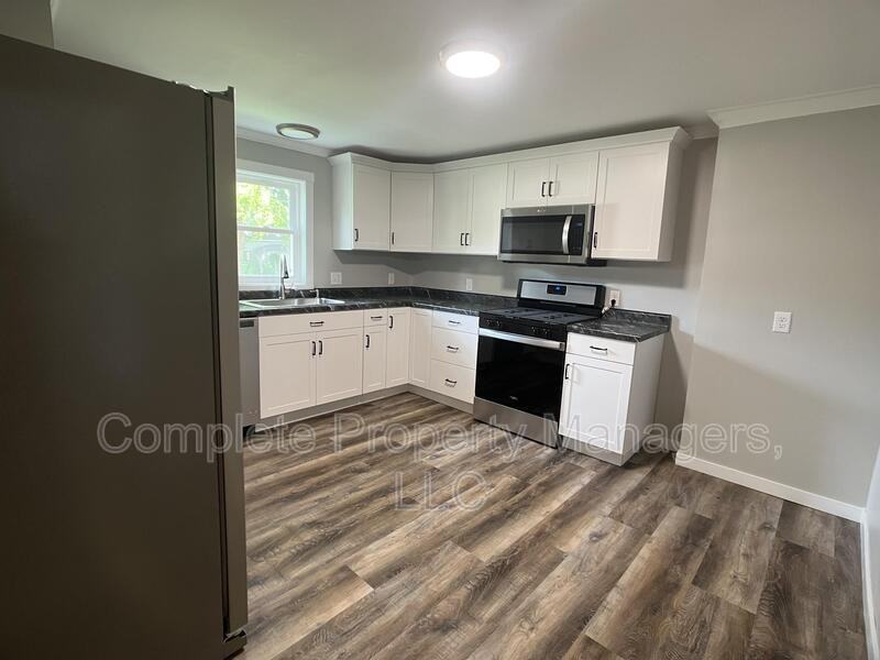 930 S Broadway Ave - Photo 3 of 18
