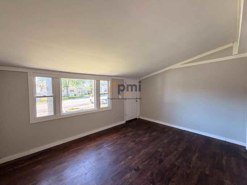 416 Van Buren Ave - Photo 3 of 15