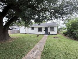 featured image of 807 Camelia St