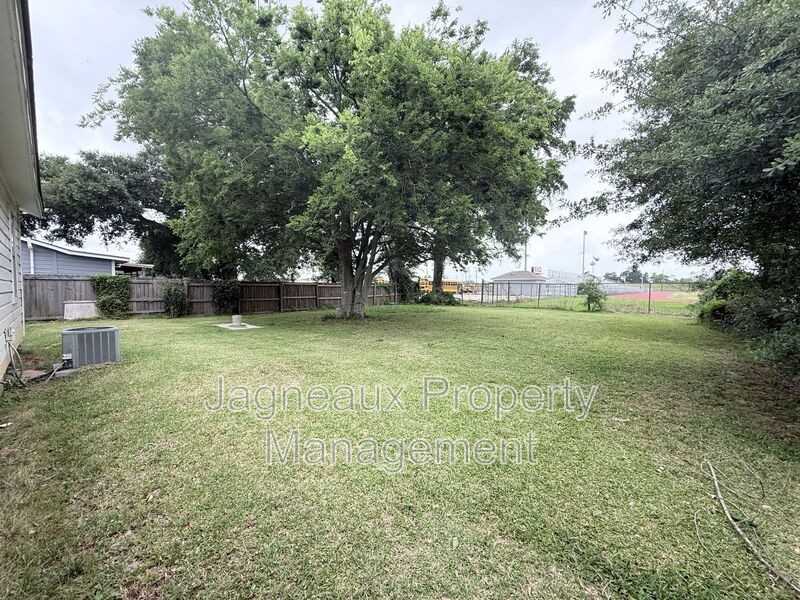 807 Camelia St - Photo 2 of 9