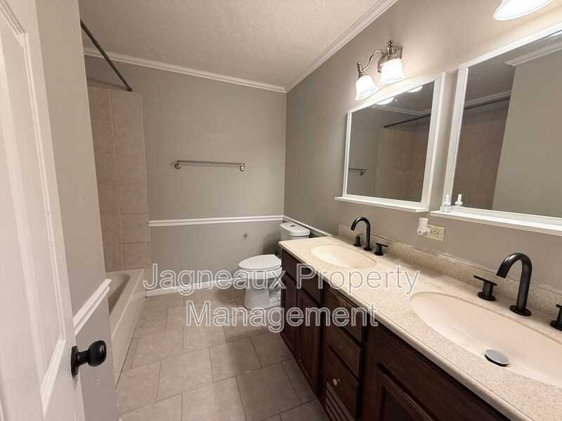 807 Camelia St - Photo 4 of 9
