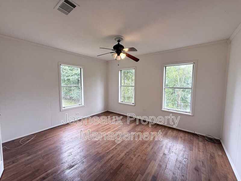 807 Camelia St - Photo 5 of 9