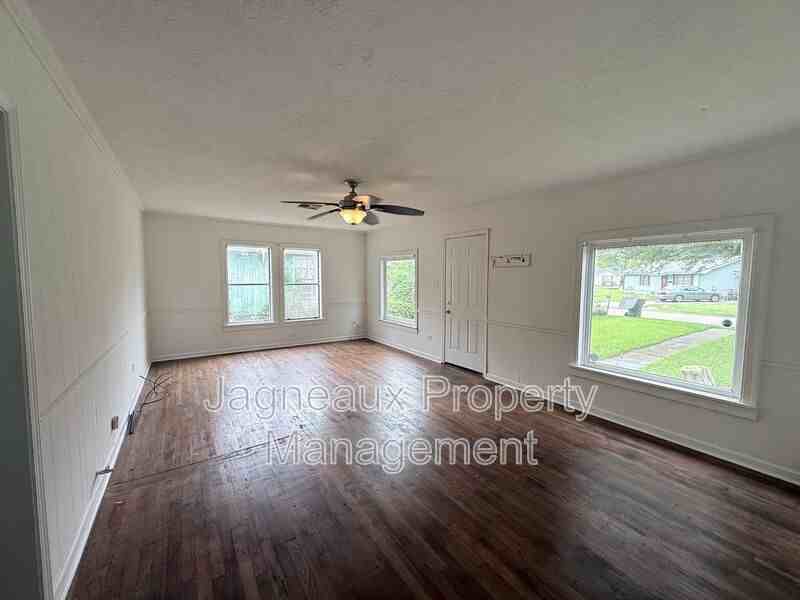 807 Camelia St - Photo 6 of 9