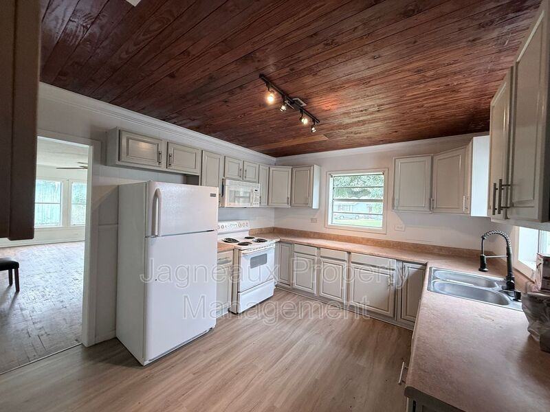 807 Camelia St - Photo 7 of 9