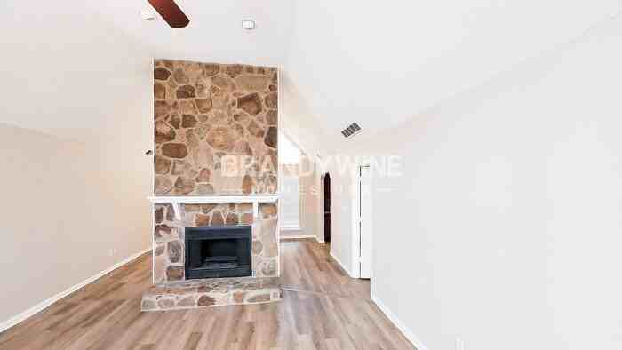 125 Cowan Dr - Photo 2 of 13