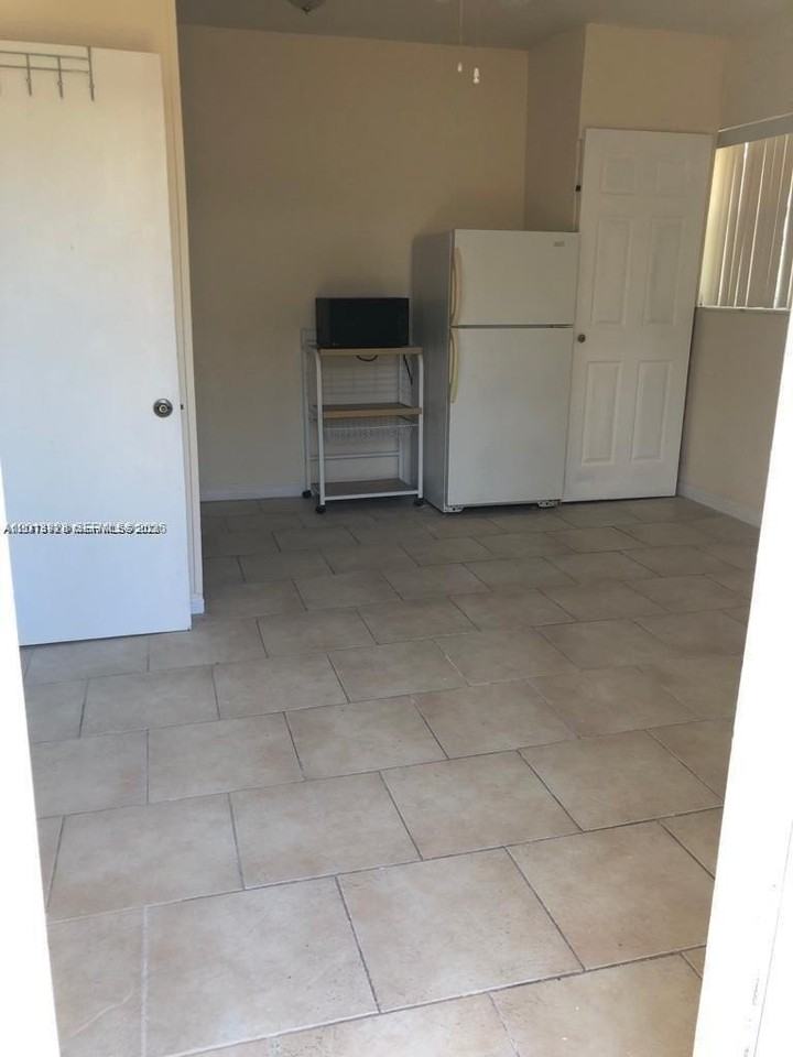5411 Ravenswood Rd #7A - Photo 2 of 8