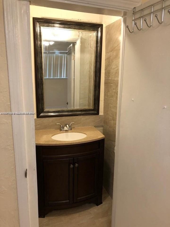 5411 Ravenswood Rd #7A - Photo 3 of 8