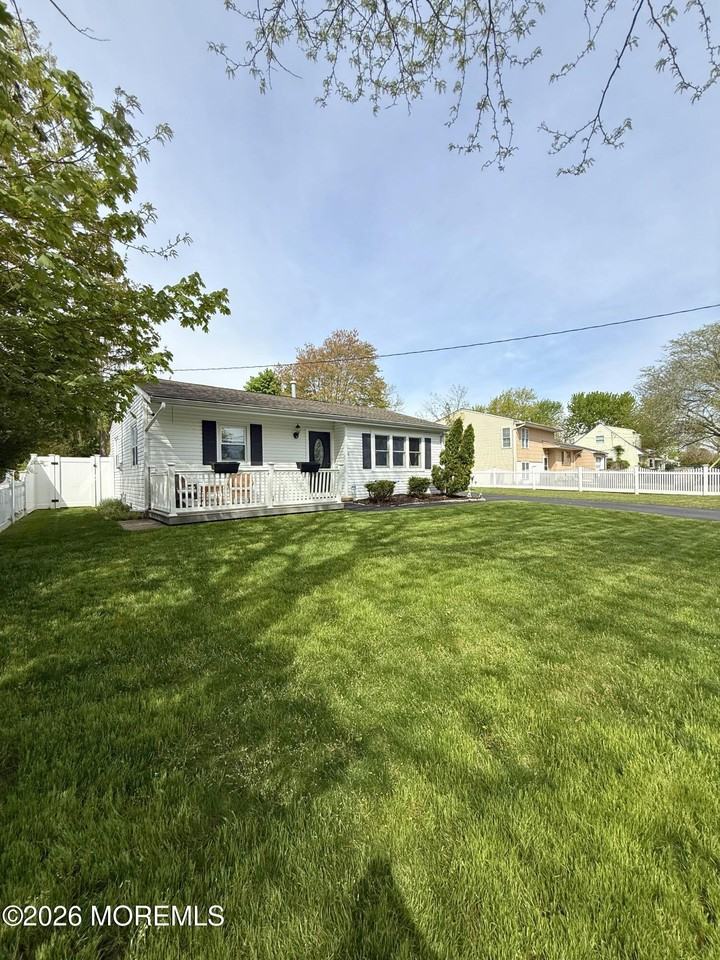 878 Salem Dr - Photo 2 of 17