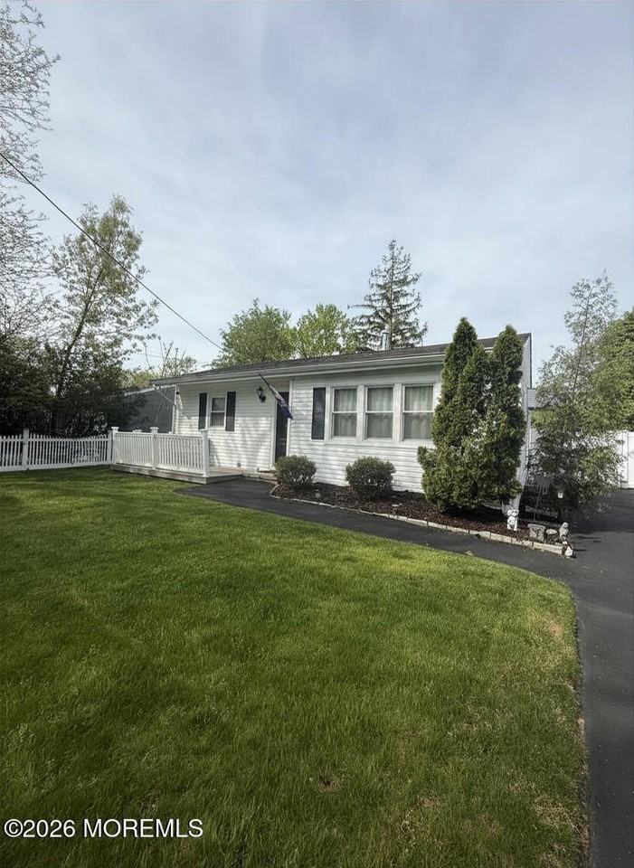 878 Salem Dr - Photo 3 of 17