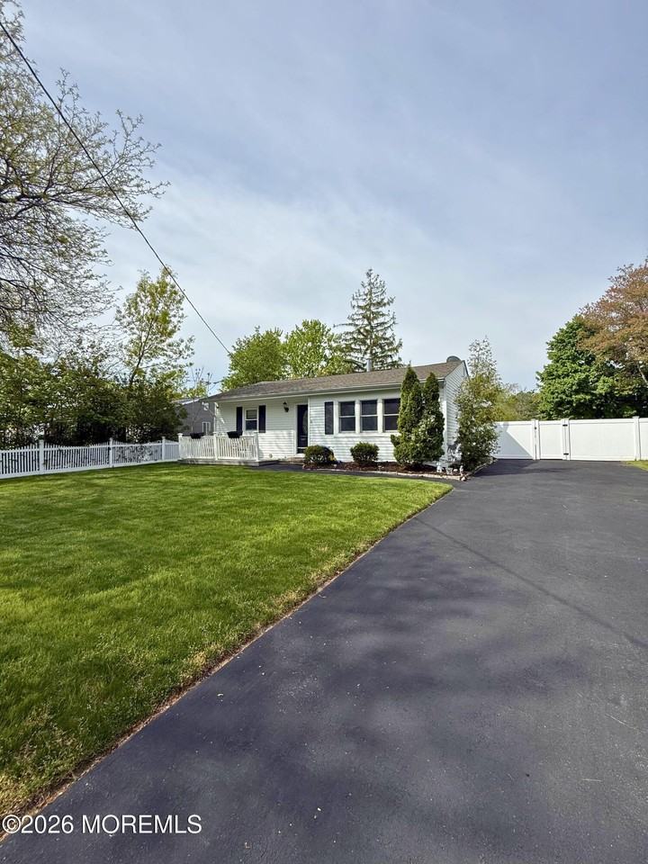 878 Salem Dr - Photo 4 of 17