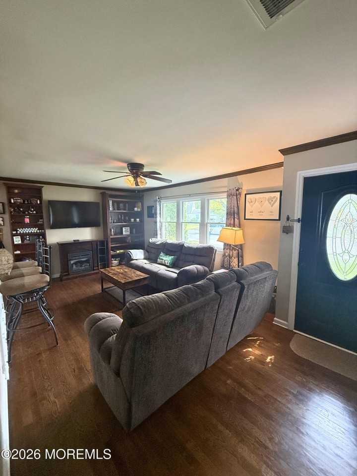 878 Salem Dr - Photo 6 of 17