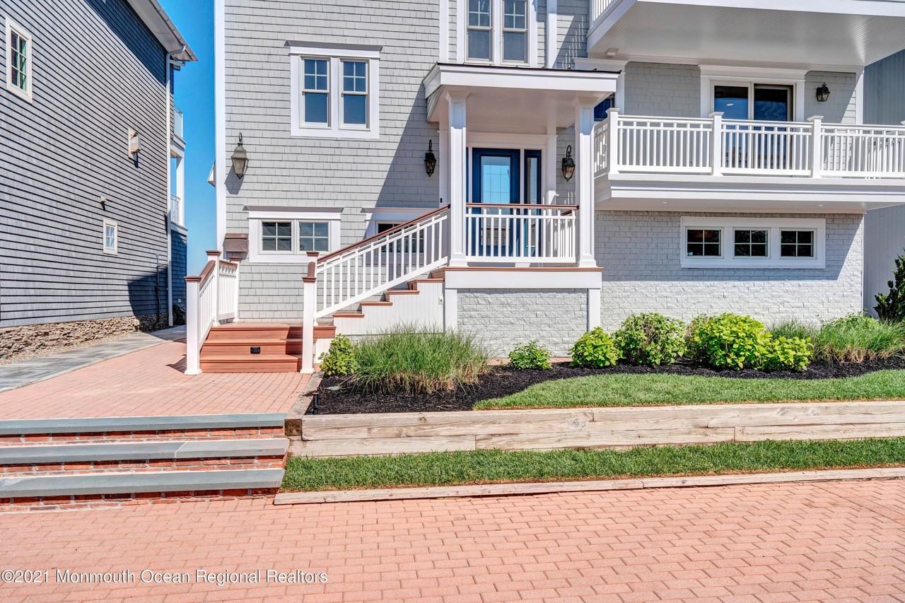 706 Morven Ter - Photo 3 of 50