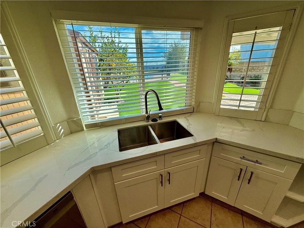 12044 Shadow Ridge Way - Photo 4 of 33