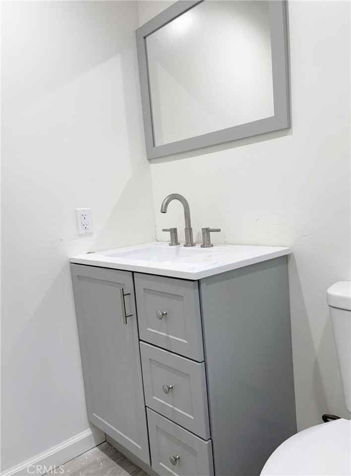 5610 Riverton Ave - Photo 5 of 9