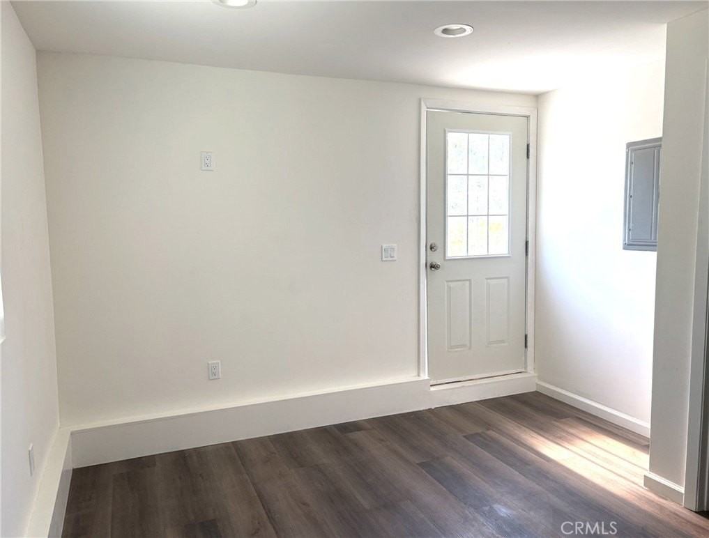 5610 Riverton Ave - Photo 7 of 9