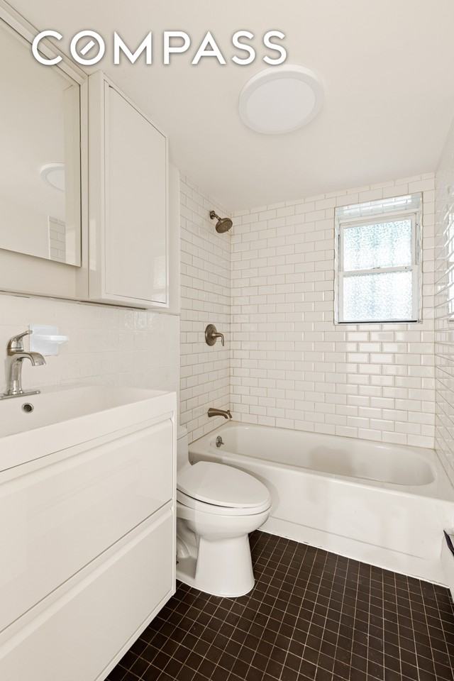 341 Adelphi St #1 - Photo 5 of 6