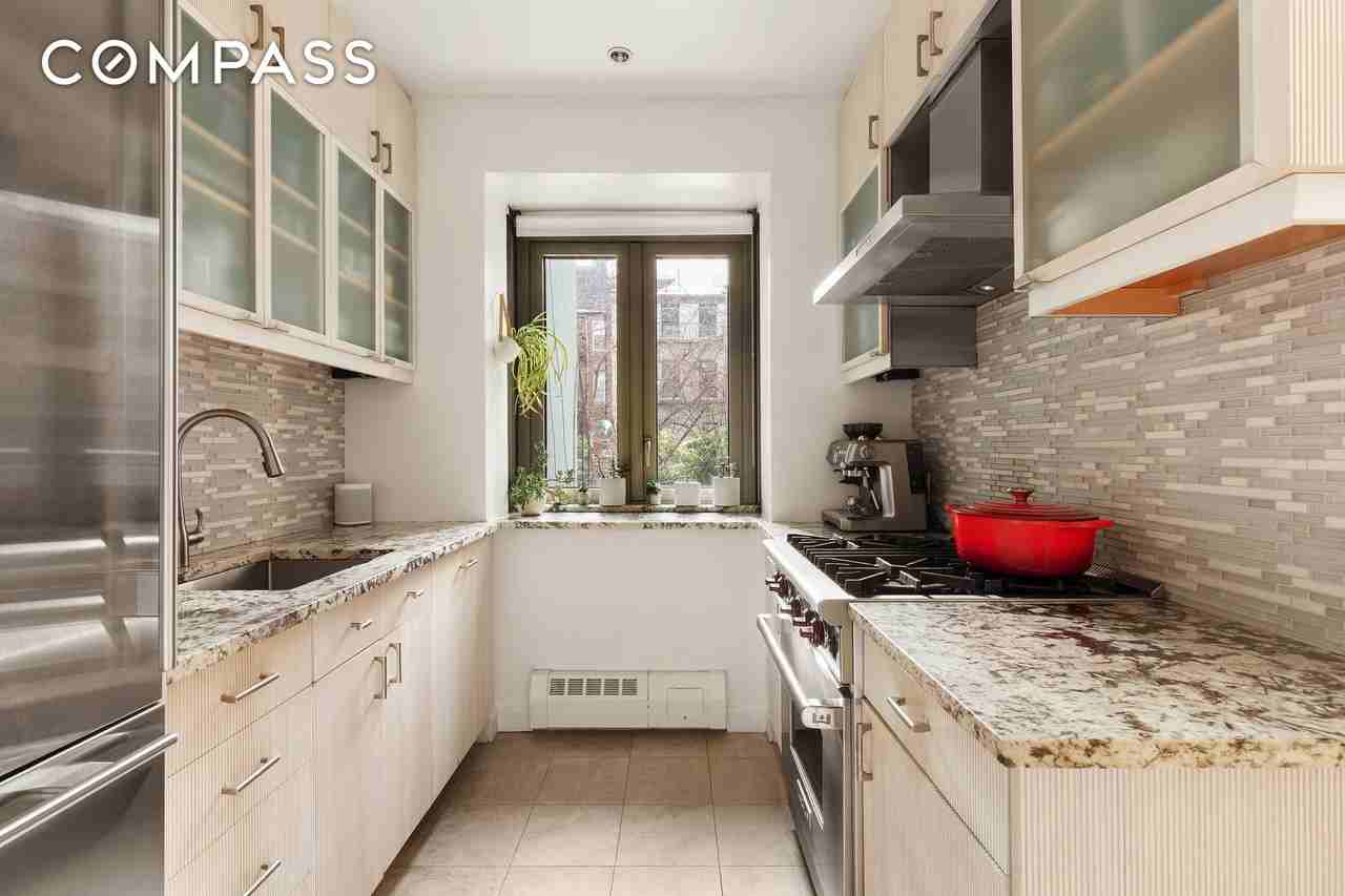 132 E 30th St #2 - Photo 4 of 14