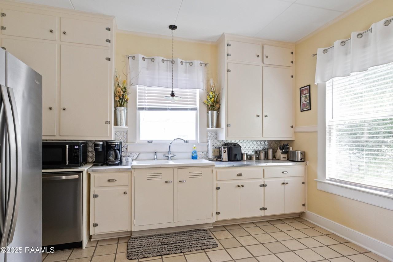 228 Amelia St - Photo 6 of 13