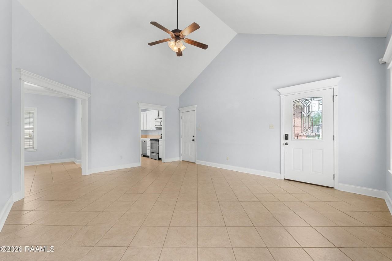 128 Bottlebrush Ln - Photo 4 of 23