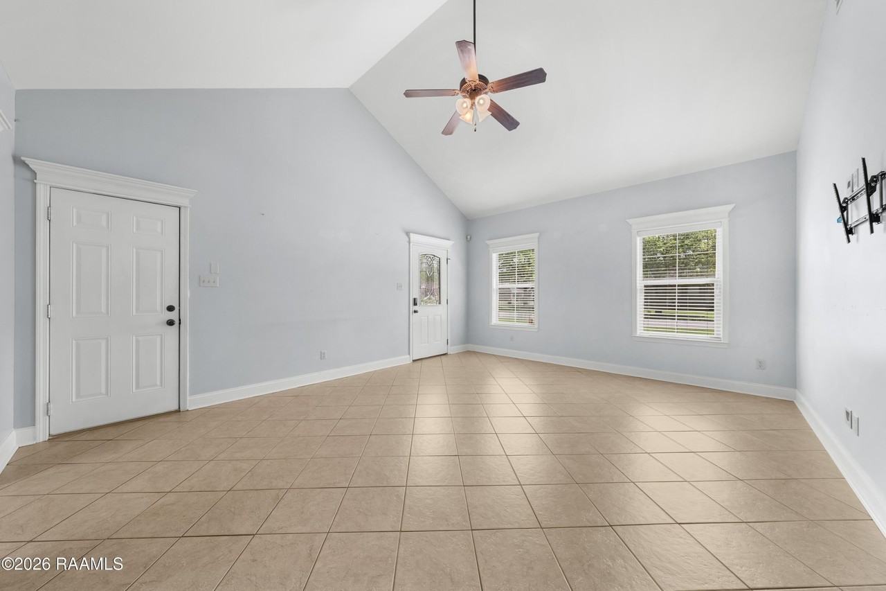 128 Bottlebrush Ln - Photo 5 of 23