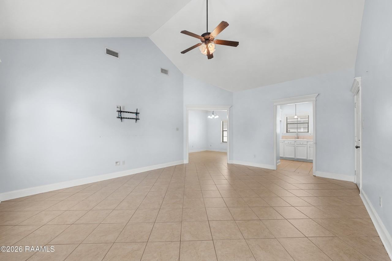 128 Bottlebrush Ln - Photo 6 of 23