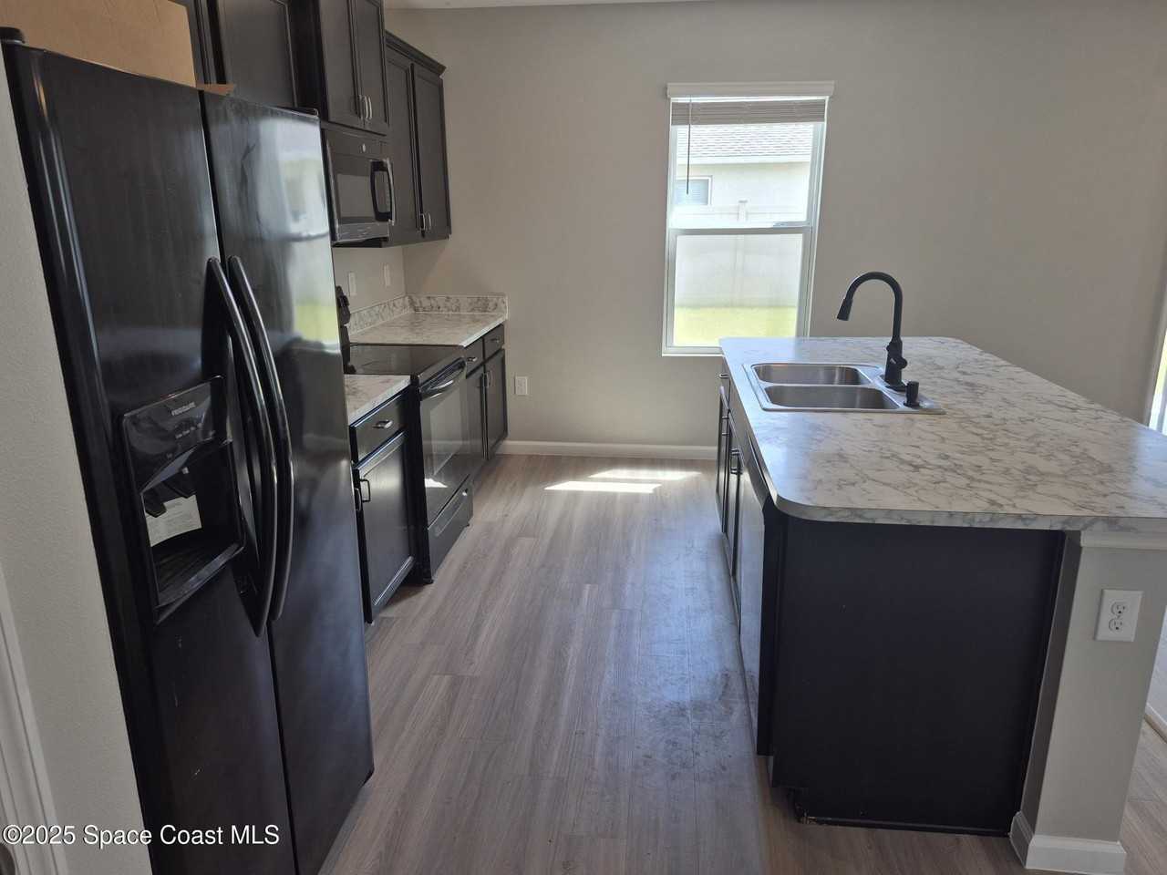 1115 Newton Cir - Photo 4 of 18
