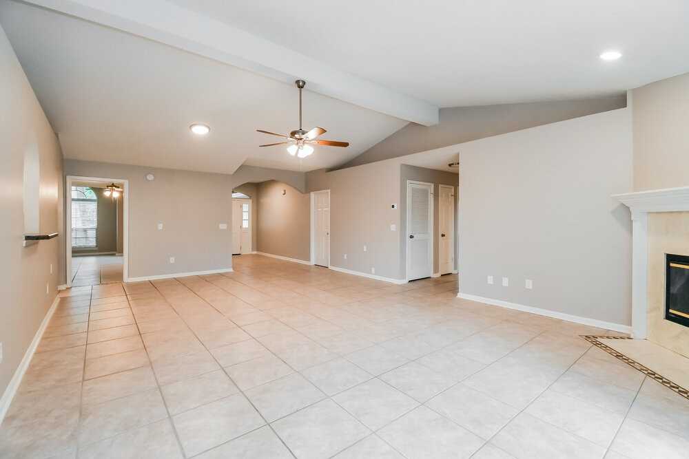 401 Baybrook Dr - Photo 4 of 16