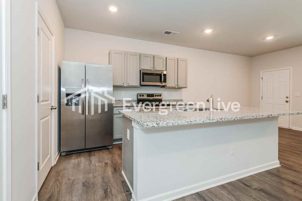 112 Village Green Dr Nw - Photo 3 of 10